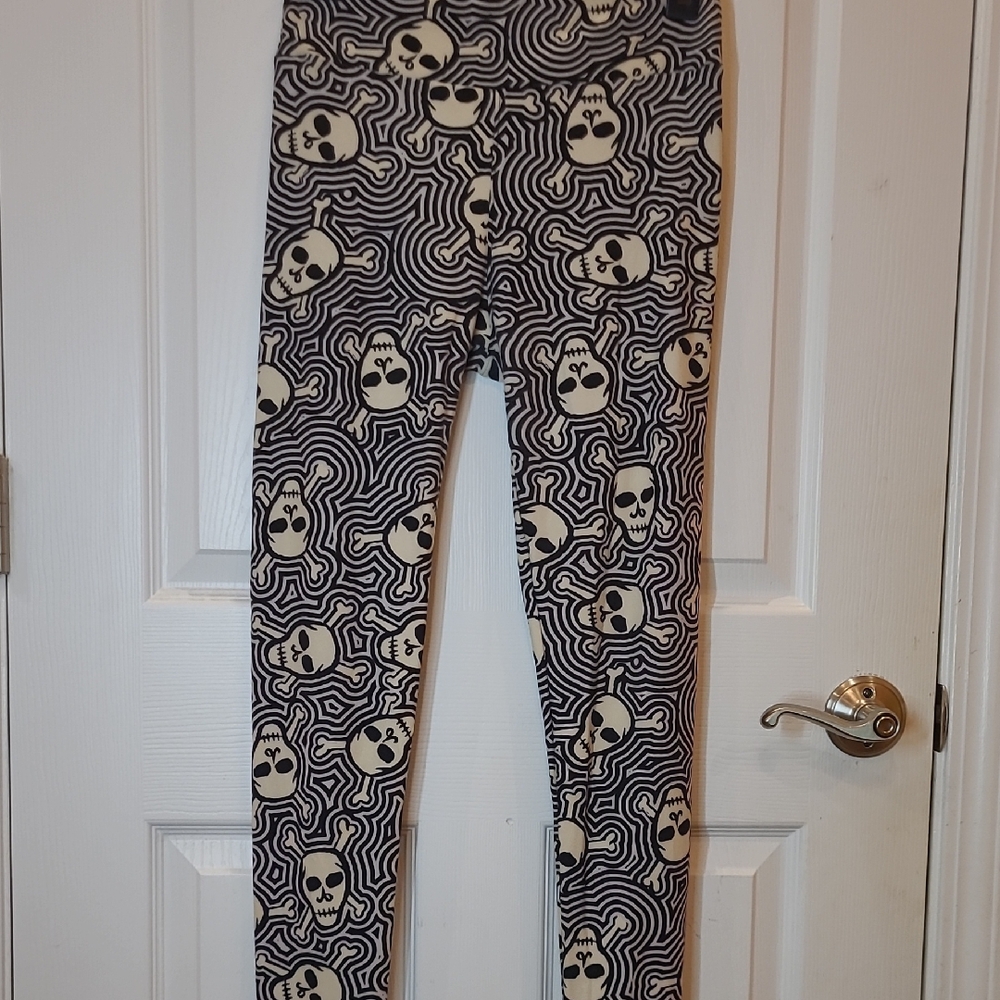 LuLaRoe Leggings with Skull Pattern in Black and Cream